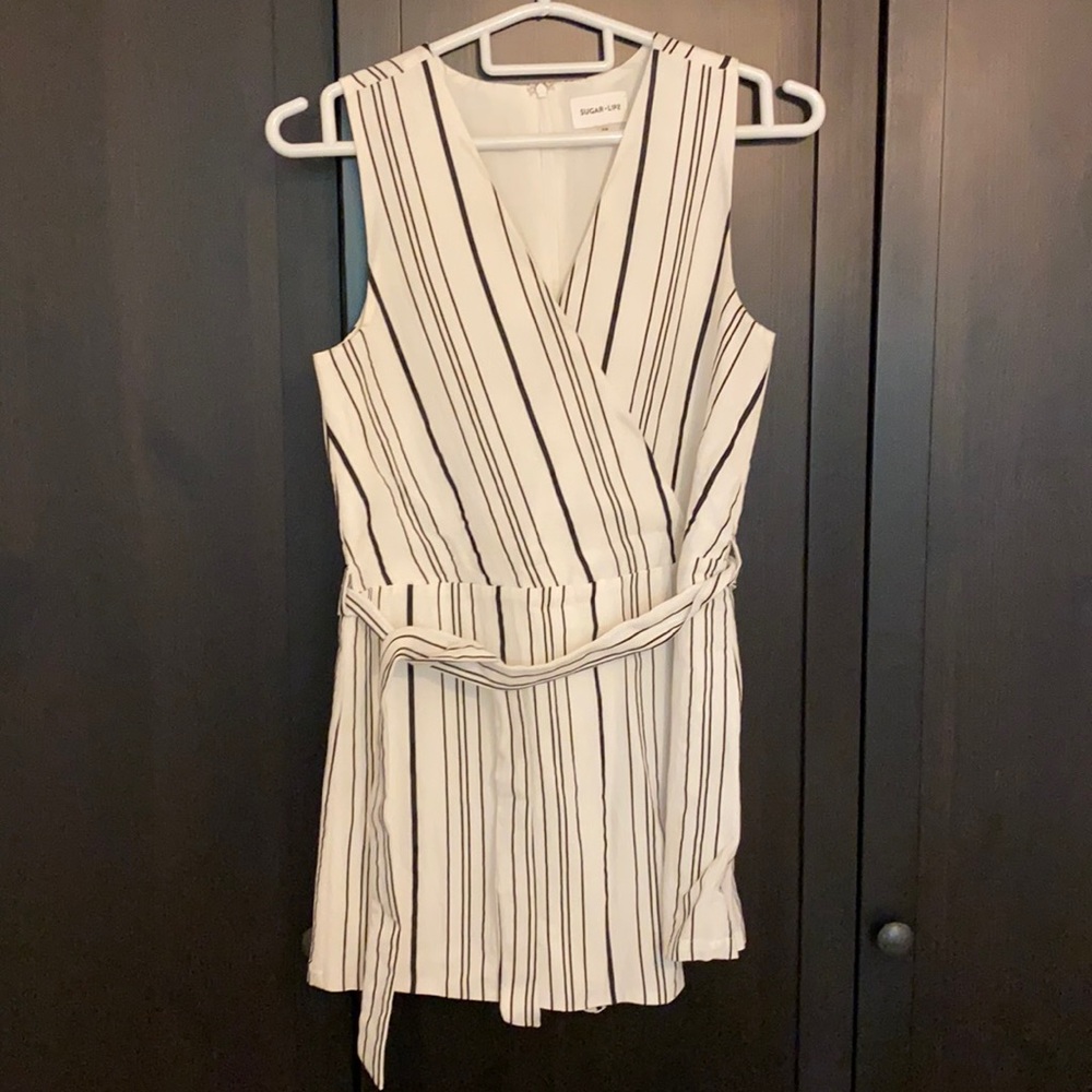 Sleeveless short jumpsuit.